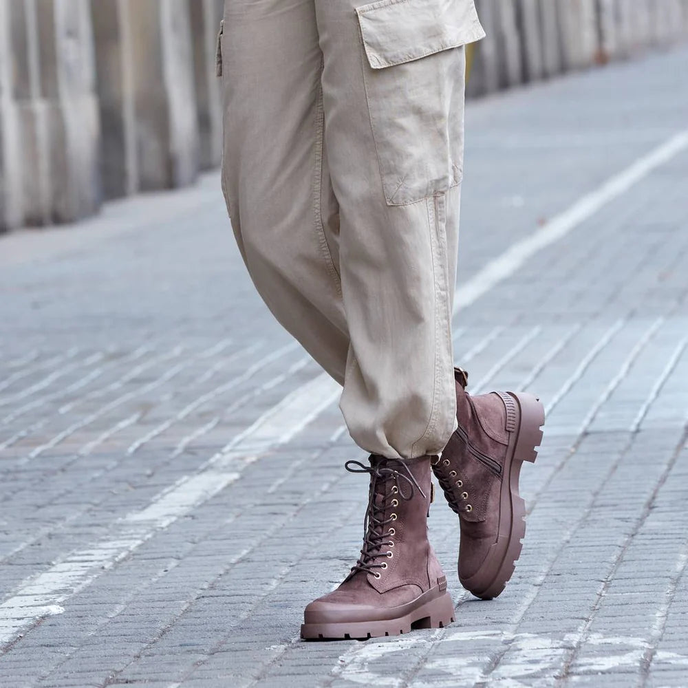 NOVEDAD Bota Antelina color Taupe - XTI