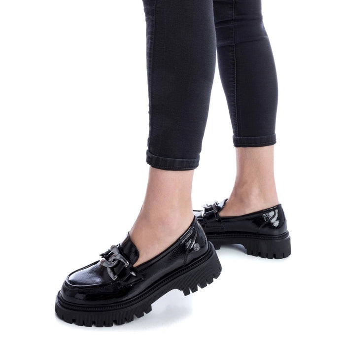 Zapato Negro Charol Con Cadena - XTI